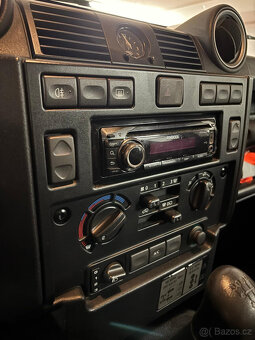 LAND ROVER DEFENDER - 10