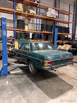 Mercedes Benz 114 US - 10