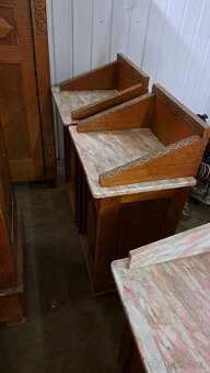 Historický dubový nábytek s rudým mramorem - 10