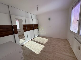 Prodej prostorného bytu 3+1 s lodžií v Plzni na Vinicích. - 10