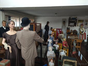 Reklamní cedule, staré figuríny , historie obchodu a řemesel - 10