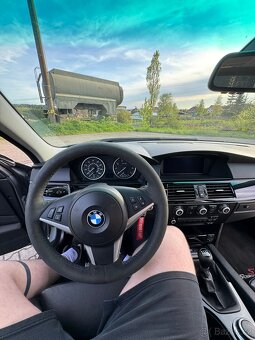 BMW 550i (E60) – V8, manuál, M-Paket - 10