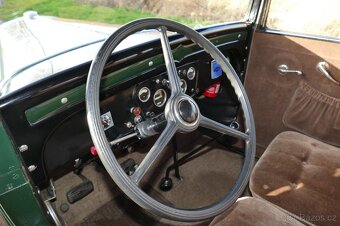 1931 Chevrolet Independence 2 door sedan - 10