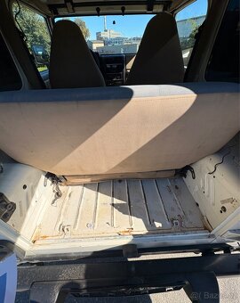 Jeep Wrangler 4.0 L6 manual - 10
