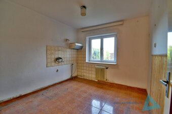 Rodinný dům se zahradou na skvělé adrese v Nové Pace. - 10