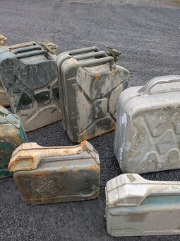 Soubor 11 kusů kanystrů - 10