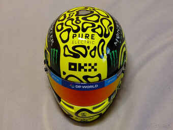 Lando Norris 2024 McLaren F1 helma 1:2 - 10