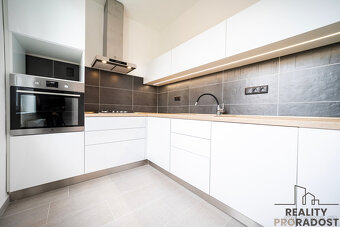 Pronájem bytu 2+1 po kompletní rekonstrukci s balkónem na ul - 10