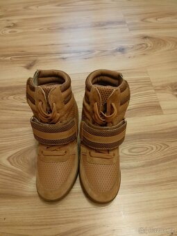 Různé značky a druhy bot - 10