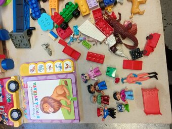 Mix hraček – LEGO, autíčka, figurky, knížka, dřevo - 10