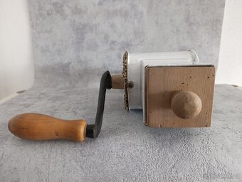 Starý krásný zdobený starožitný mlýnek na strouhanku JUGENDS - 10