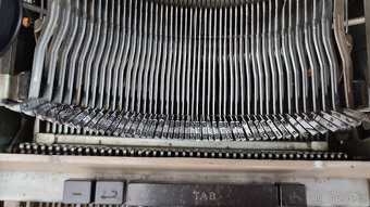 Psací stroj československé výroby - 10