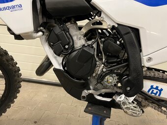Husqvarna tc 125 heritage 2023 14mth stříkačka - 10