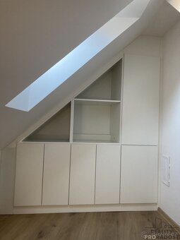 Pronájem podkrovního bytu (3+KK) s parkováním v centru města - 10