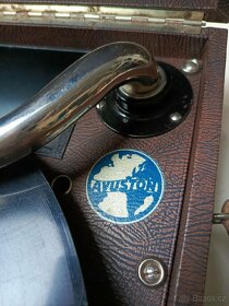 KUFŘÍKOVÝ GRAMOFON NA KLIKU - 10