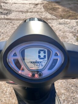 Sym Fiddle 125 skútr v retro stylu - 10