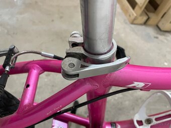 Růžový holčičí kolo značky Specialized - 10