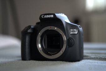 Prodám Canon EOS 2000D - 10