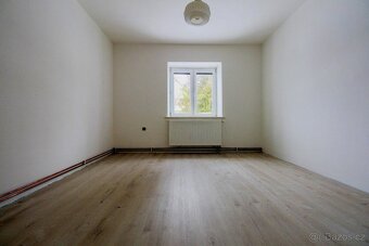 Prostorný rodinný dům se zahradou 2655 m², 3 km od Bruntálu - 10