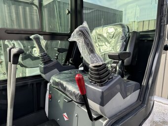 Minibagr XTM X10S PRO 2025 s kabinou - 10
