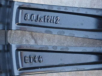 Pěkná zimní orig alu Škoda Superb Continental 235/40/19 8mm - 10