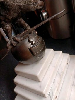 Bronzový orel na mramorovém podstavci – historická dekorace - 10