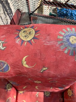 Sedačka (postýlka) + 2 křesla, magnetická tabule, stojan na - 10