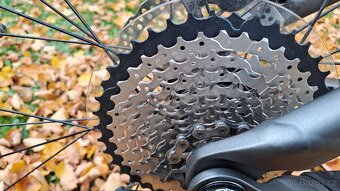 Celoodpružené Carbon horské elektrokolo Trek, Bosch CX - 10