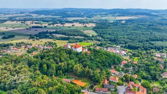 Řadový rodinný dům k rekonstrukci s výhledem na hrad Vysoký  - 10
