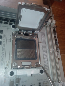 GIGABYTE X870 AORUS TACHYON ICE - 10