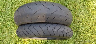 Moto pneu Bridgestone 120/70 ZR17, Dunlop 180/55 ZR17 - 10