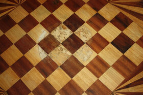 Šachy, starý šachový stůl, šachovnice, šachové figury - 10