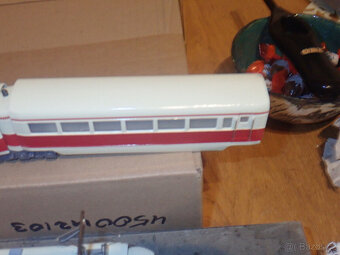 Rychlík Märklin H0 ST800, třídílný, slonovinově červená s or - 10