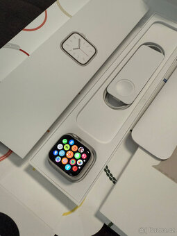 Apple Watch 7 41mm hvězdně bílý hliník + bílý řemínek - 10