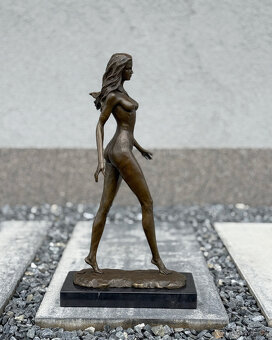 Exkluzivní bronzová socha Žena v kroku umělecký dekor - 10