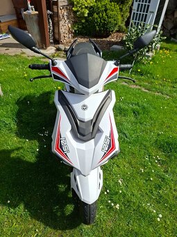 Skútr YUKI 125i Falcon bílo červený - 10