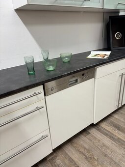 Světlá designová kuchyně SIMBA - 10