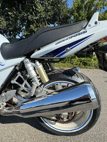 Suzuki GSX 1400 - 10