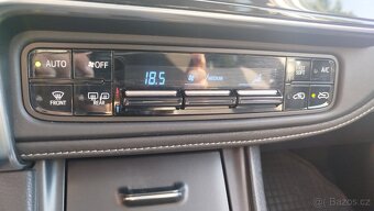 Toyota Auris 1.6 vvti. Rok 2015 - 10