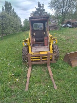 Smykový nakladač UNC 061 s příslušenstvím. - 10