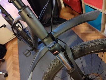 Trek Marlin 6 XL – 29" kola – výborný stav + doplňky - 10