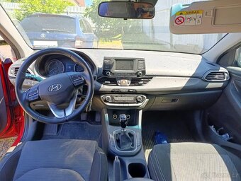 Hyundai I30 1.6CRDi 85kw, r.2019, klima, poškozen motor - 10