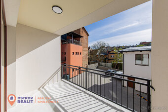 Pronájem moderního bytu 2+kk s lodžií – 84 m², Langrova, Šum - 10