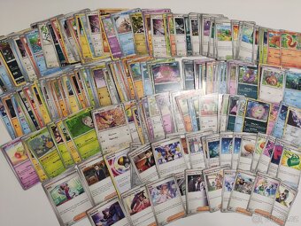 Prodám kartičky Pokémon 561kusu plus funko cena 1000 - 10