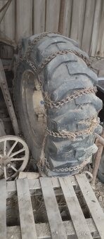 Pneu 16.9-28 z bagru s disky a řetězy - 2ks - 10