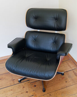 Vitra Eames Lounge Chair kožené křeslo černé včetně taburetk - 10