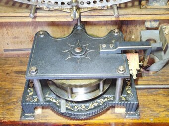 Starožitný hrací stroj Polyphon, Lipsko, Německo, 1898 - 10