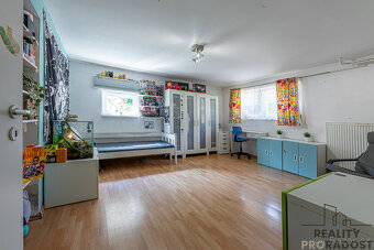 Rodinný dům 7+2, pozemek 573m2 - 10