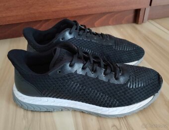 Žluté boty sálovky Nike a černé tenisky 40/41 - 10