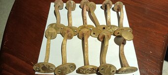 Mosazné kování ,meziokenní zarážky 11ks. - 10